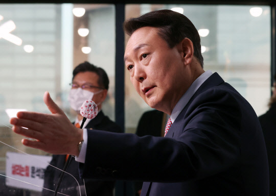 윤석열 국민의힘 대선후보가 5일 오전 서울 여의도 중앙당사에서 선거대책위원회 해산 및 입장 발표 기자회견을 하고 있다. <국회사진기자단·연합뉴스>